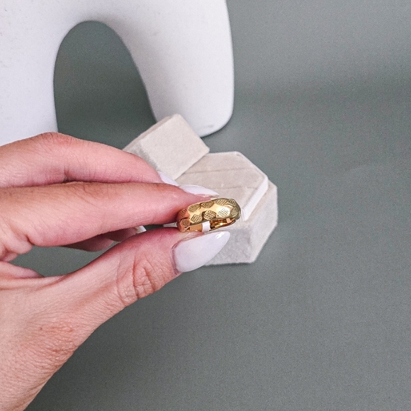 Stainless steel gold tone textured band new - Picture 5 of 6